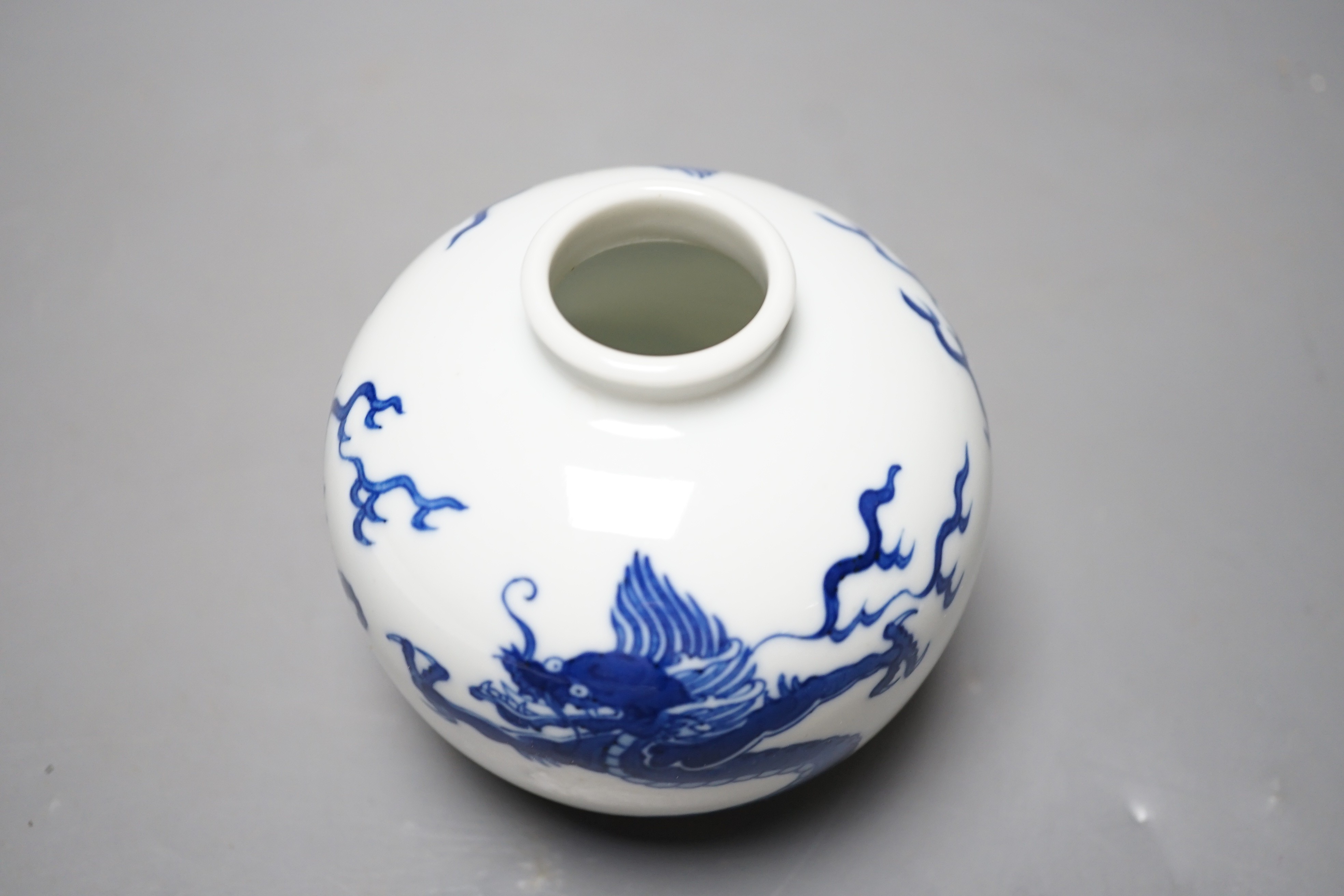 A Chinese blue and white ‘dragon’ vase, 9cm